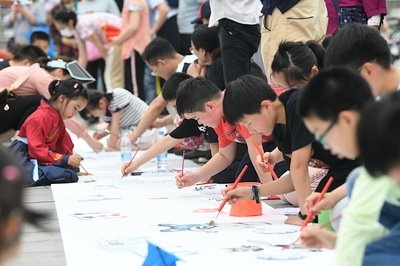 【煤机街】“童心向党迎华诞·百米画卷绘丰碑”